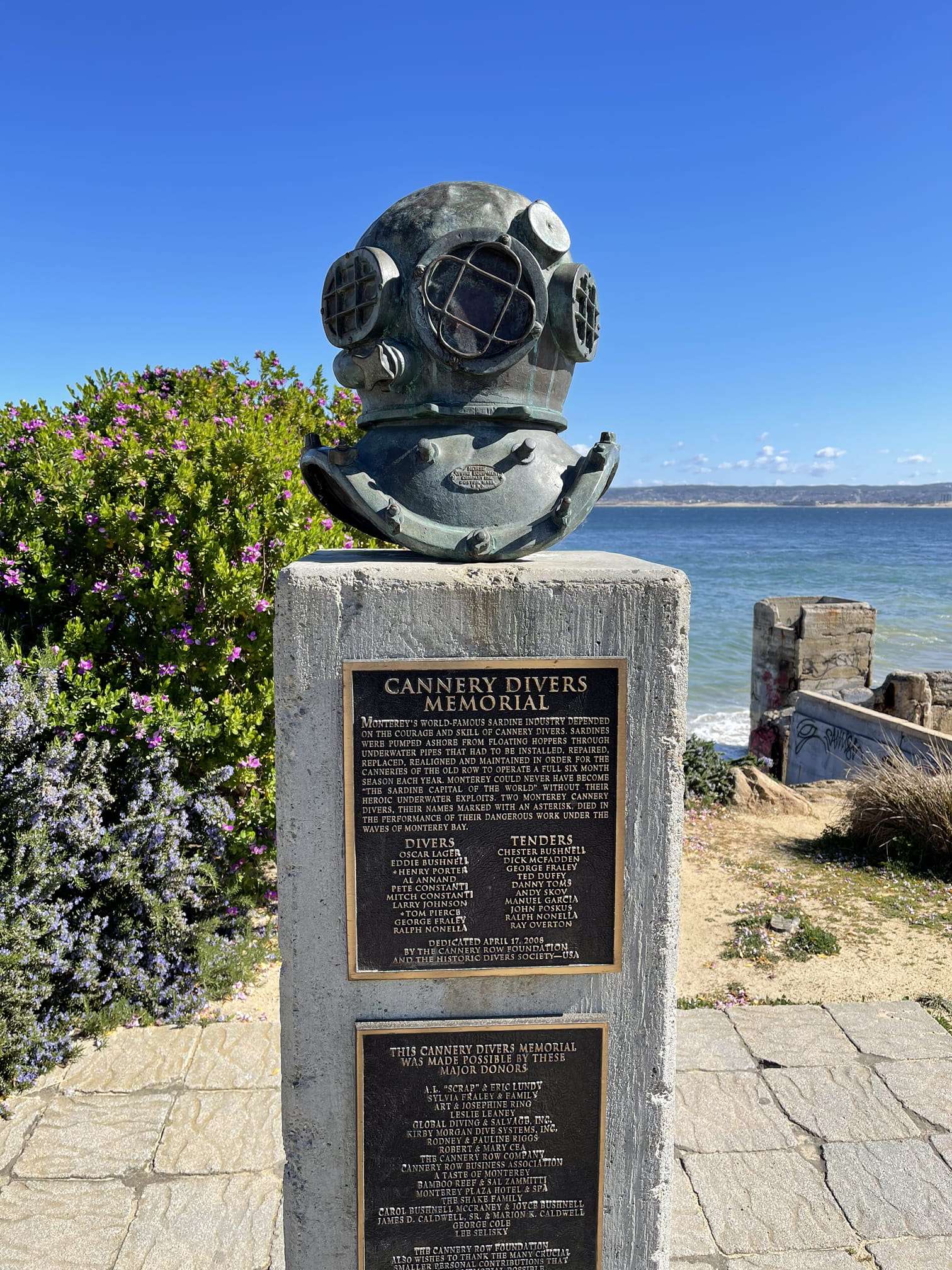 Cannery divers memorial - monterey