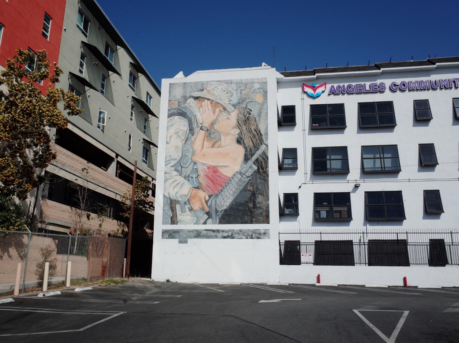 Mural - woman kissing soldier