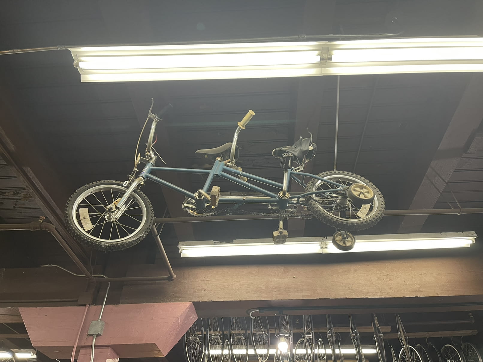 Tandem tricycle suspended